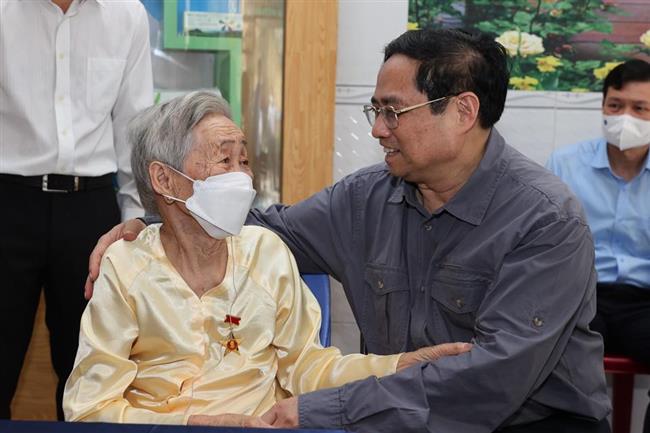 Thủ tướng Phạm Minh Chính: Đón người dân về quê an toàn, chăm lo để mọi người đều có Tết