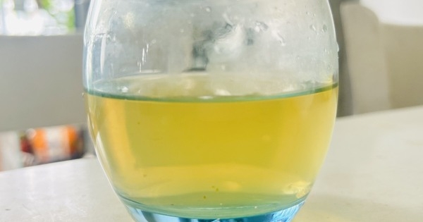 Nước chè xanh có nhiều lợi ích nhưng ai không nên uống?